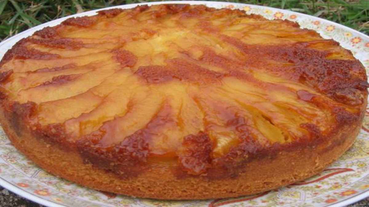 Gâteau Moelleux au Yaourt et aux Pommes Caramélisées