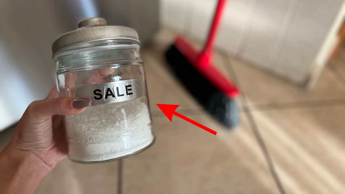 Savez-vous pourquoi vous devriez mettre du sel sur votre balai ?