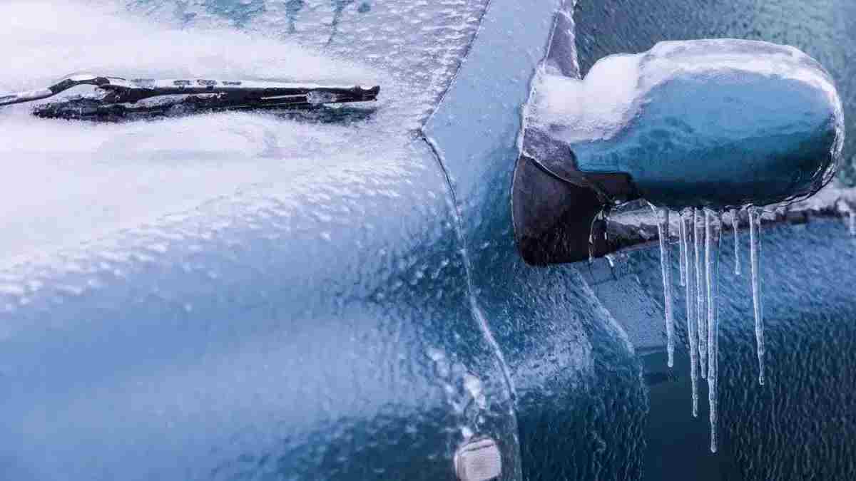 Découvrez cinq objets que vous ne devriez pas laisser dans votre voiture pendant l’hiver.