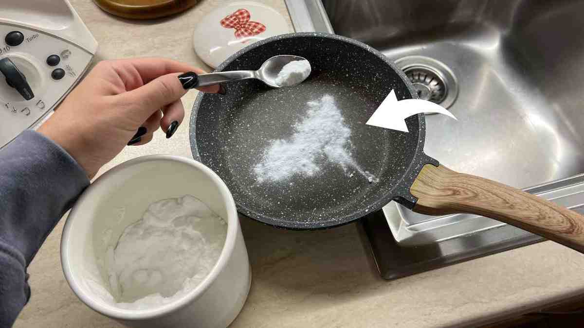 Versez du bicarbonate de soude sur la casserole