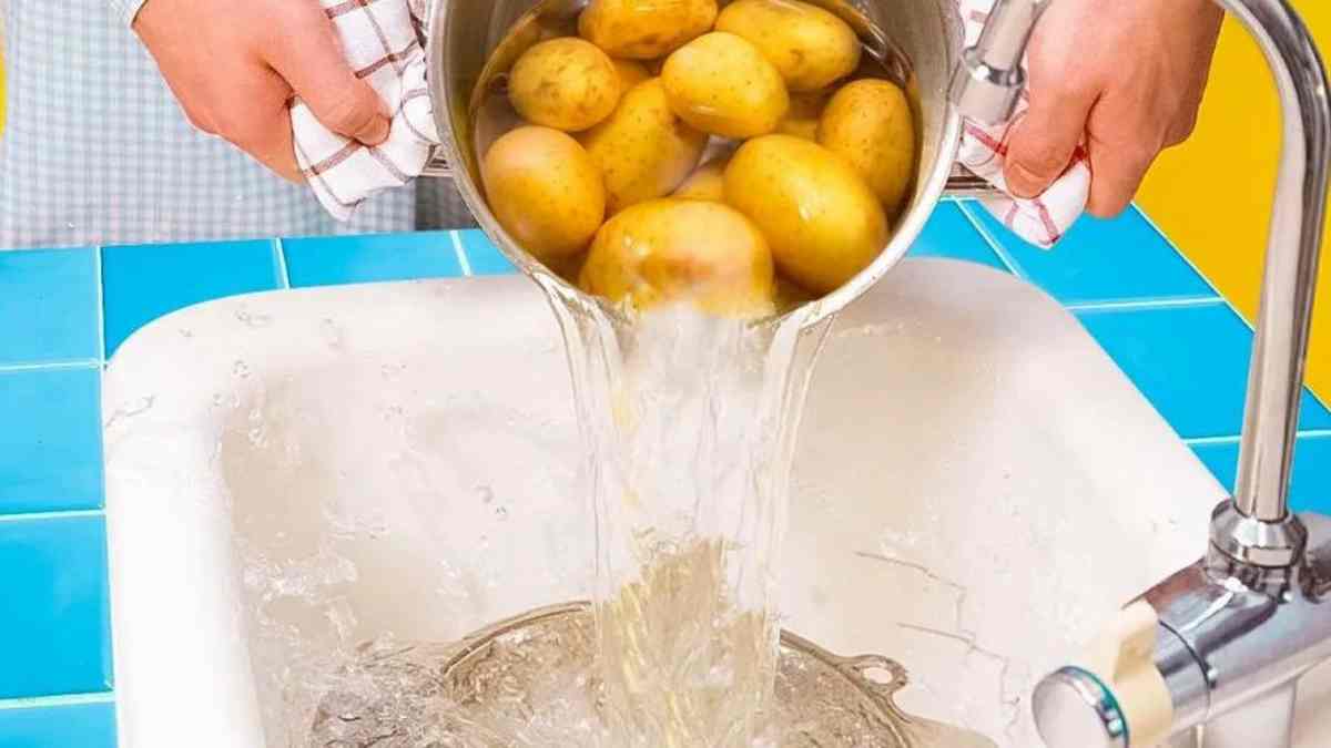 l’eau de cuisson des pommes de terre dans l’évier