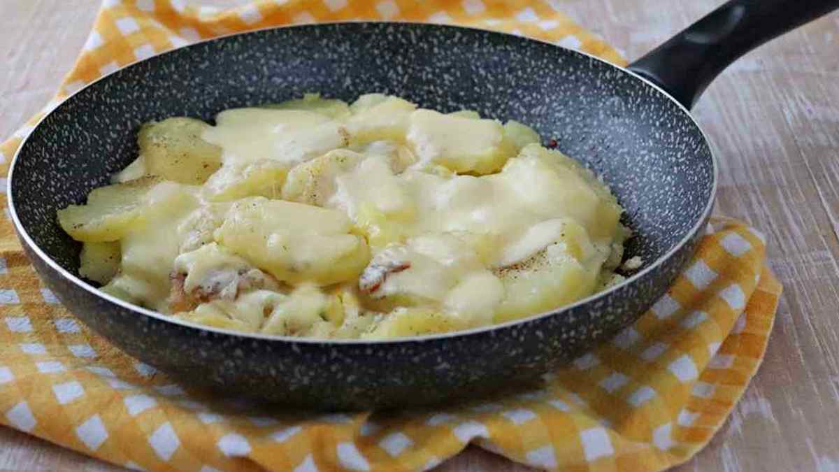 pommes de terre simples et faciles avec du fromage dans une casserole 