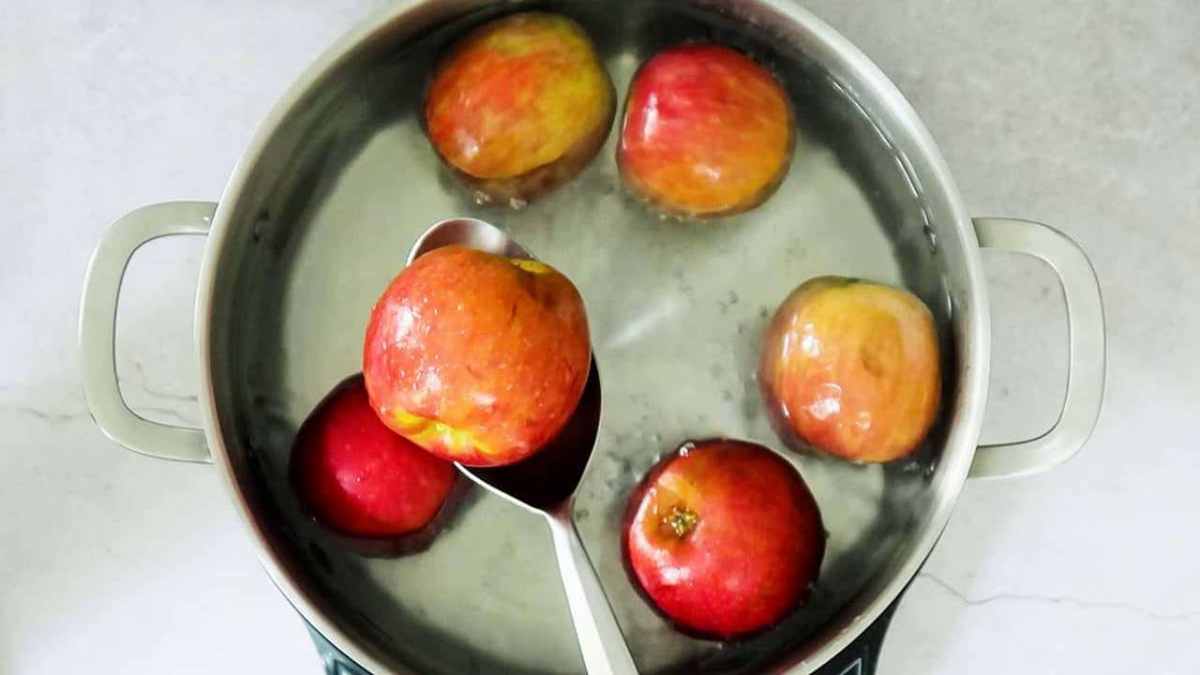 5 pommes et plongez-les dans un litre d'eau bouillante