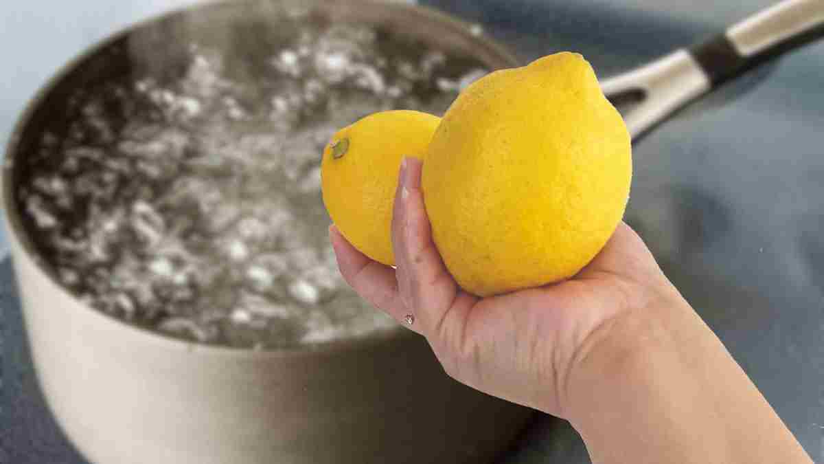 citron dans l'eau bouillante