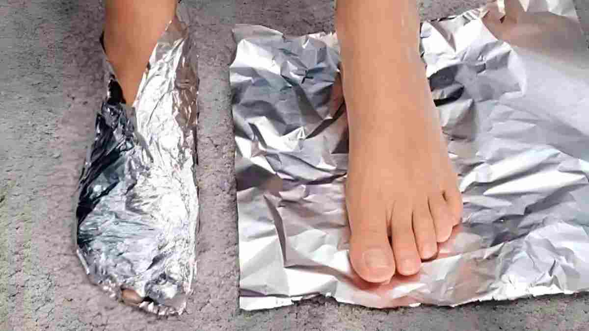 enroule du papier d'aluminium autour des pieds