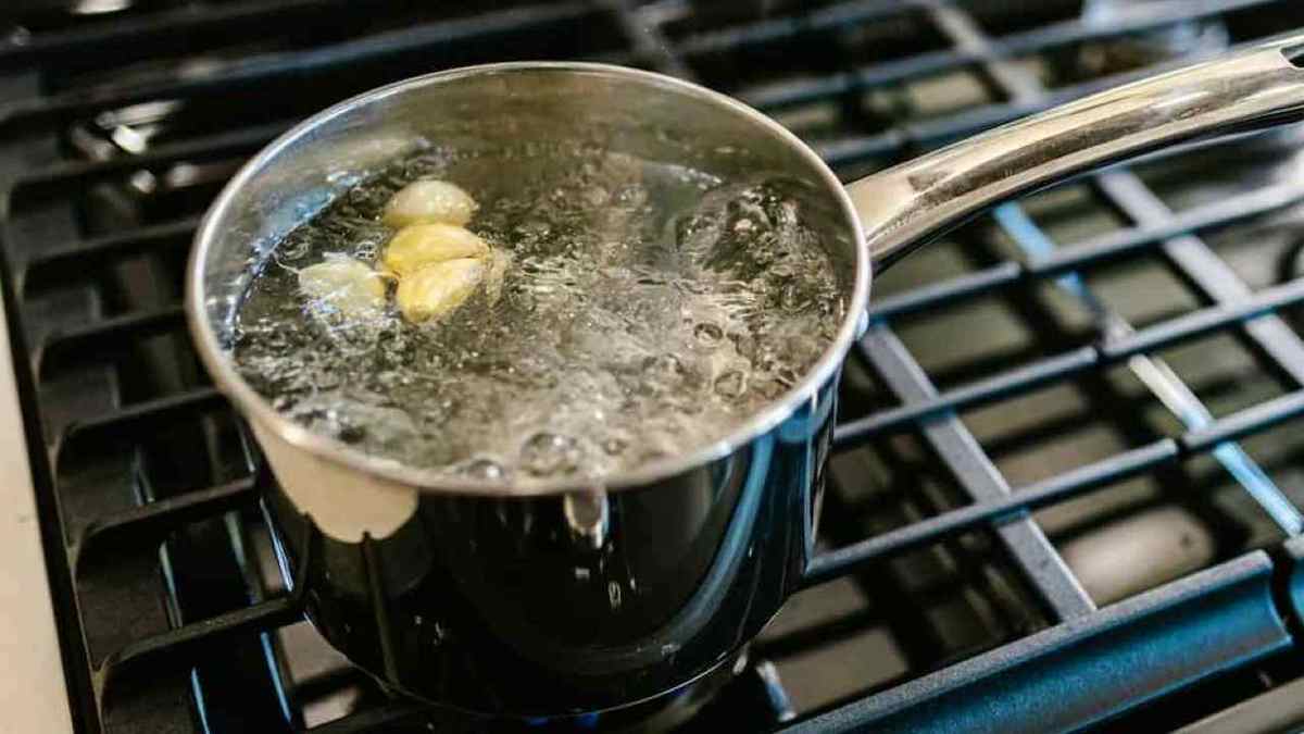 bouillir 3 gousses d'ail dans une casserole
