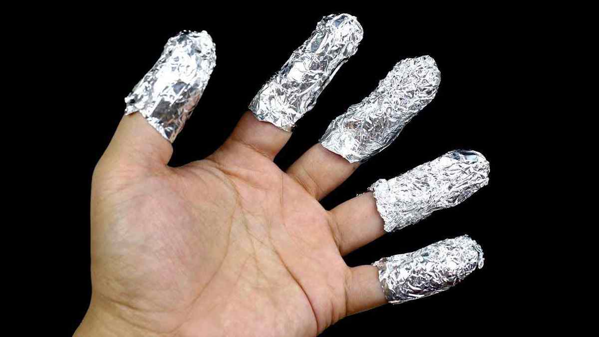Enroulez vos doigts dans du papier d'aluminium
