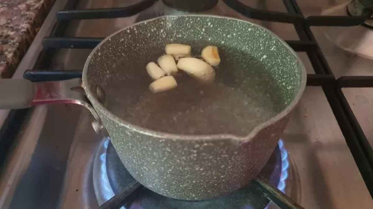 Faites bouillir de l'ail dans une casserole