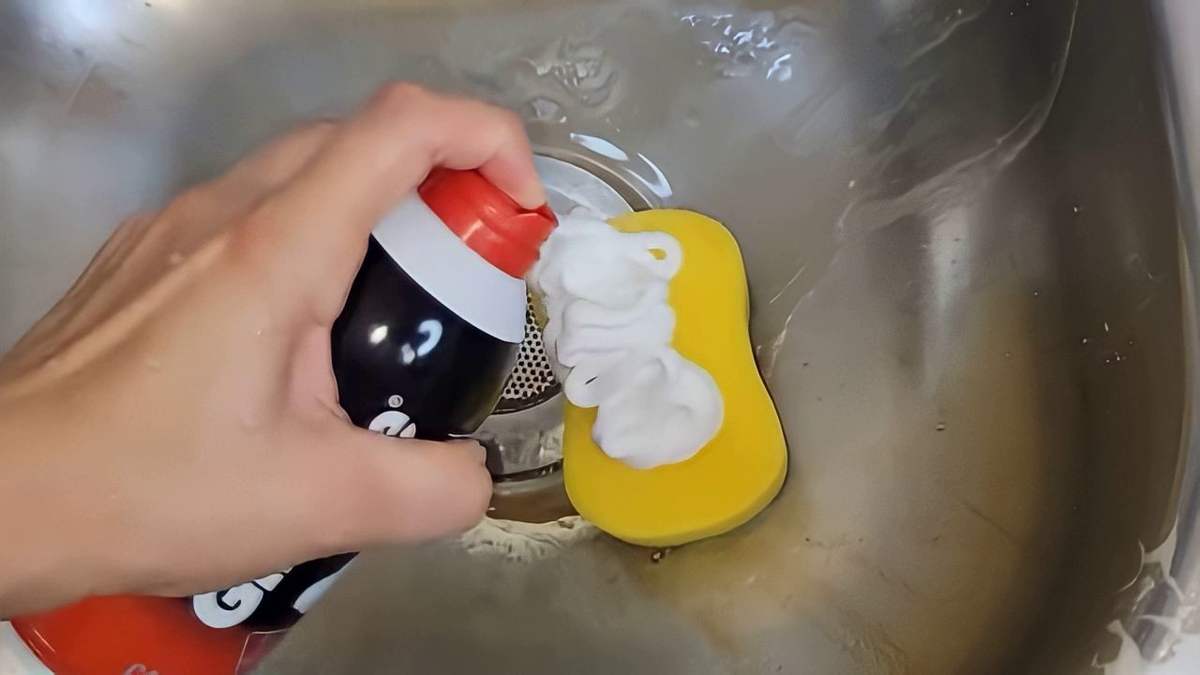 Mousse à raser sur l'éponge à vaisselle