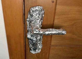 Papier d'aluminium sur la poignée de porte