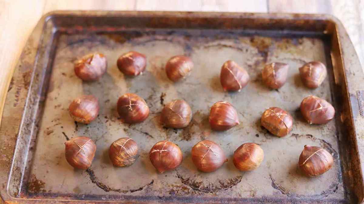 Comment enlever les taches de châtaignes sur la plaque de cuisson ?