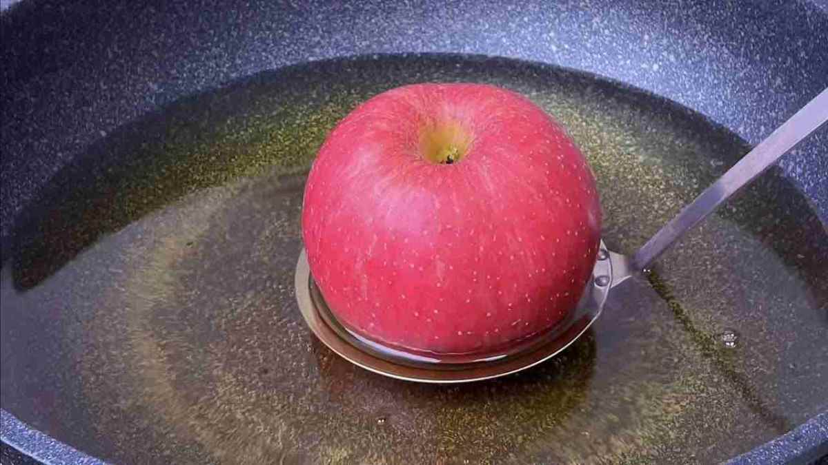 Pommes dans une poêle avec de l'huile chaude