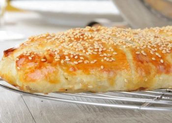 Strudel salé farci de pommes de terre et de jambon