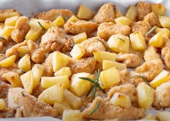 Les nuggets de poulet et les pommes de terre au four