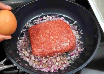 œufs et de la viande hachée