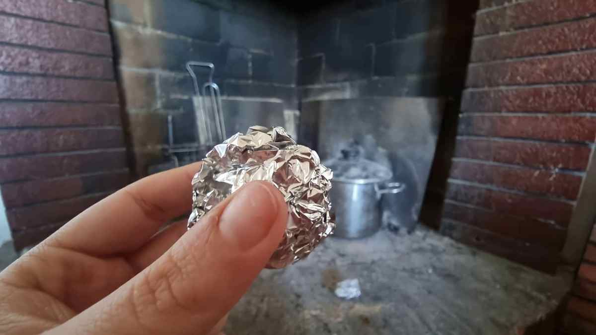 Le papier d'aluminium dans la cheminée