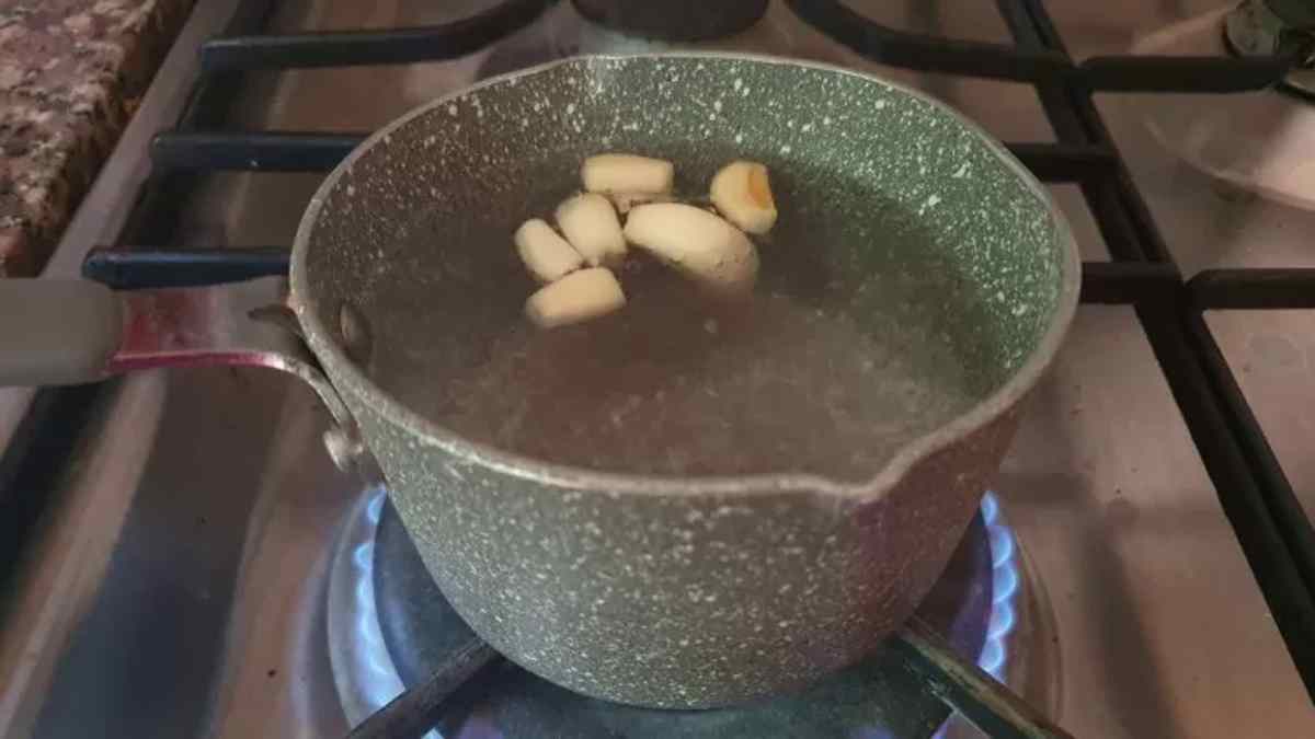 bouillir d'ail dans une casserole