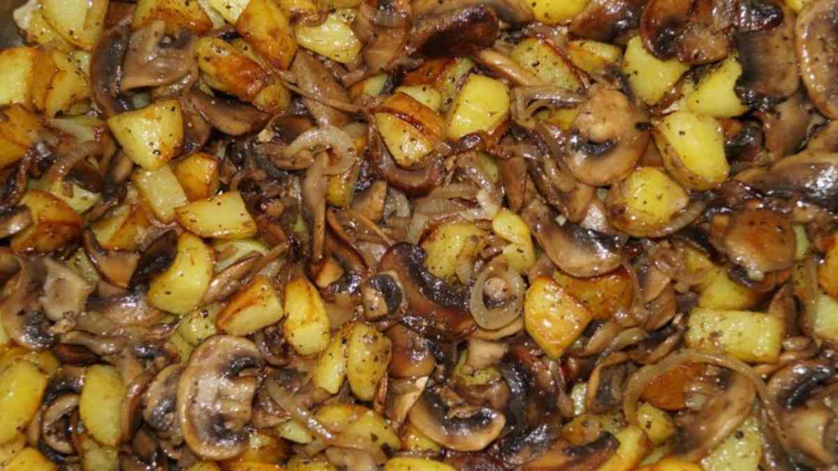 Pommes de terre au four avec des champignons et de l'ail