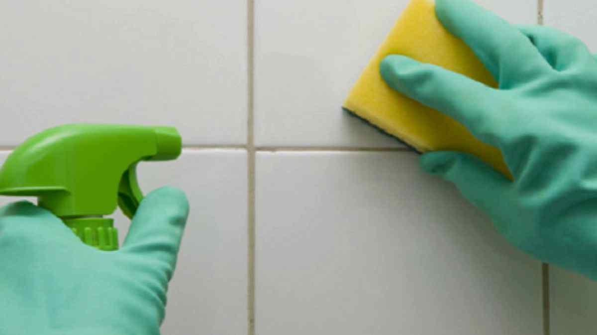 nettoyer les carreaux de la salle de bain