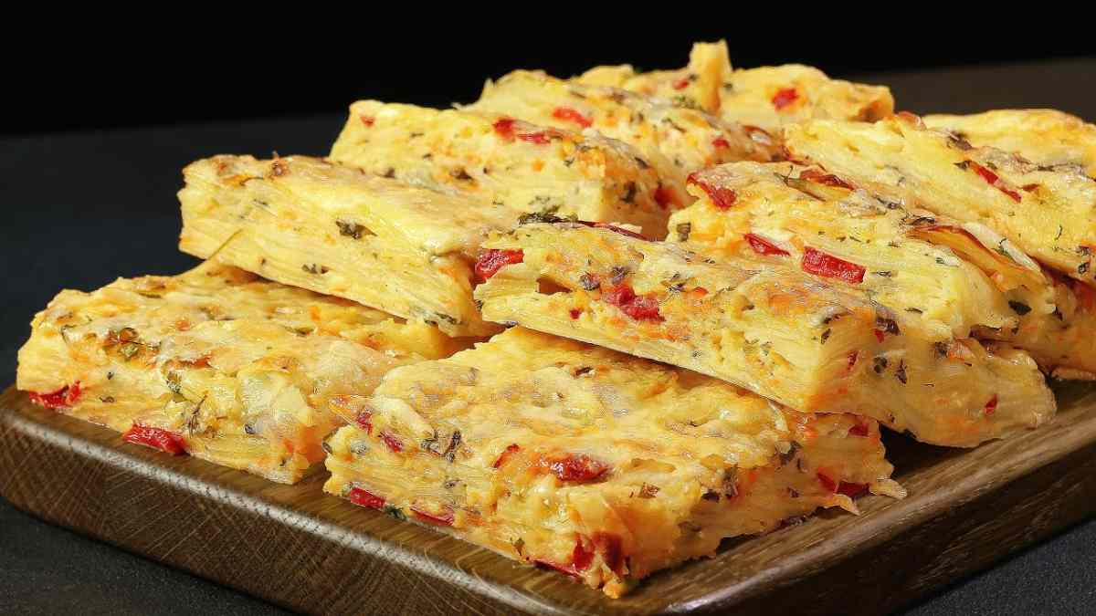 Lorsque je prépare cette focaccia pour le dîner, tout le monde en mange toujours une deuxième tranche.