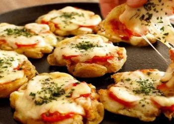 Pizzas de pommes de terre à la tomate et mozzarella