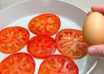 3 œufs et une tomate
