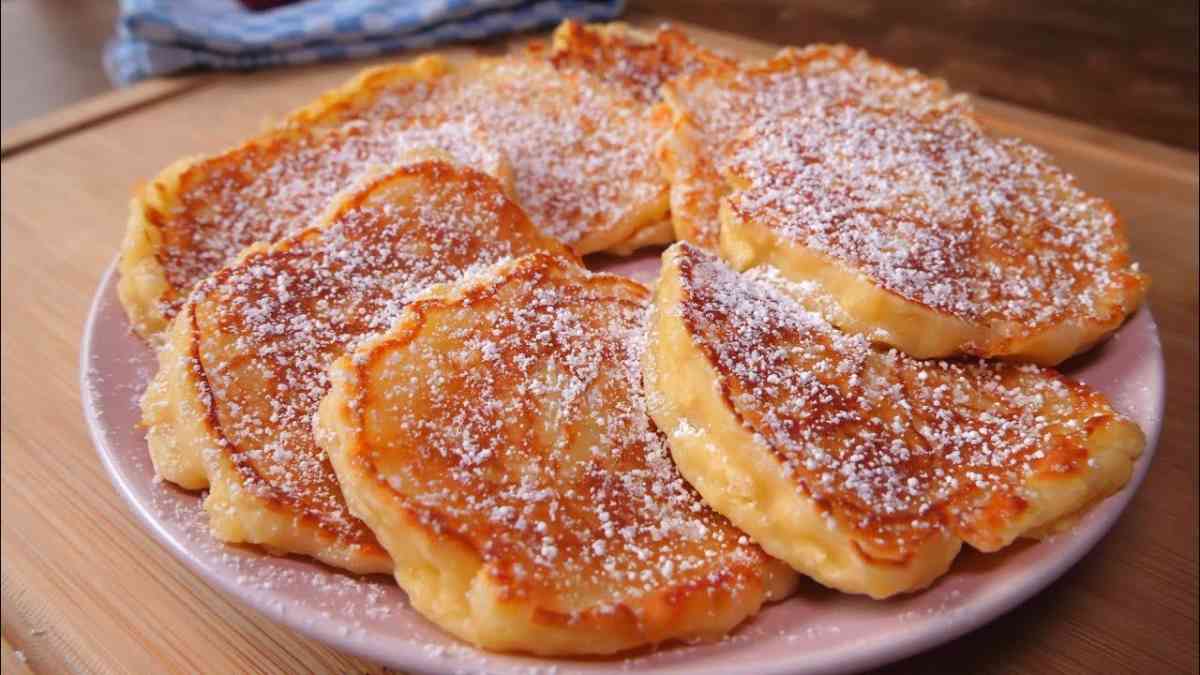 Tout le monde accourt lorsqu'ils les voient sur la table, ces crêpes aux pommes sont toujours terminés en 1 minute .