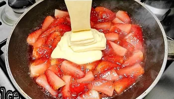 Gâteau aux fraises à la poêle