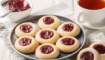 Biscuits au beurre et à la confiture