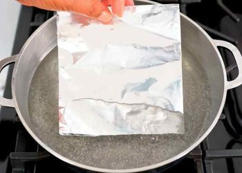 Pourquoi Mettre une Feuille de Papier d'Aluminium dans de l'Eau Bouillante