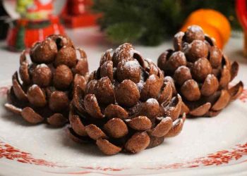 Biscuits de Noël en forme de pommes de pin