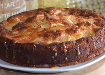 Gâteau au Yaourt aux Pommes et Caramel Beurre Salé
