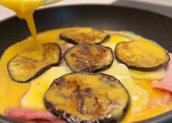 L'omelette aux aubergines, jambon et fromage