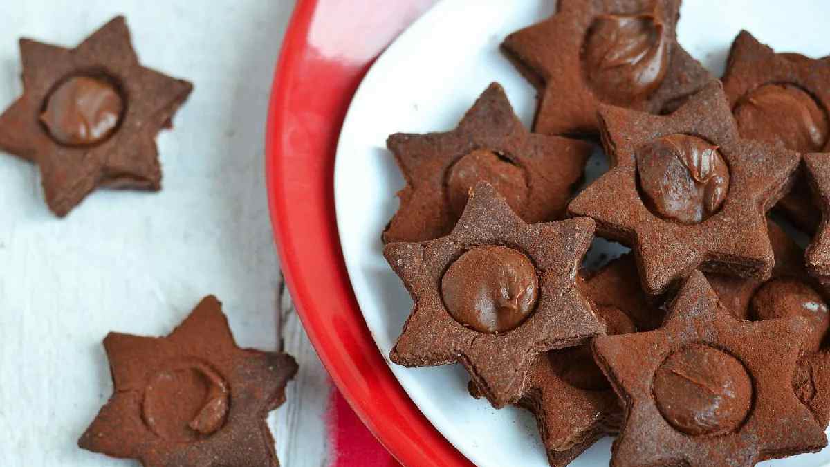 Poinsettias : Biscuits de Noël au Cœur Fondant de Nutella