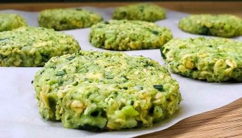 Burgers de Brocoli et Avoine au Cœur Fondant de Fromage, Accompagnés d'une Sauce Courgette-Menthe