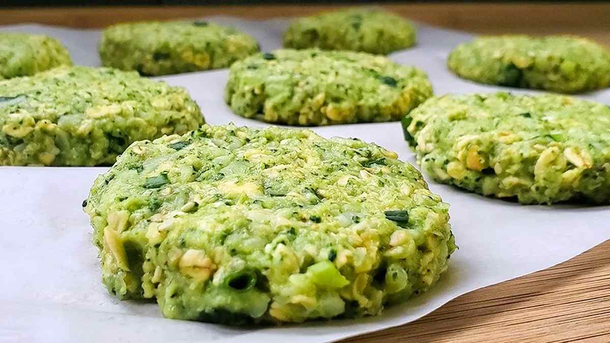 Burgers de Brocoli et Avoine au Cœur Fondant de Fromage, Accompagnés d'une Sauce Courgette-Menthe