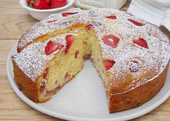 gâteau au yaourt et aux fraises