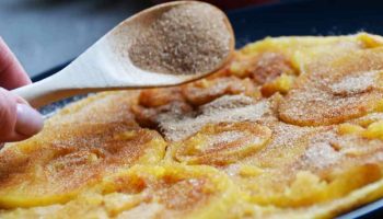 Omelette aux pommes sucrée