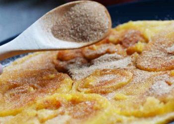 Omelette aux pommes sucrée