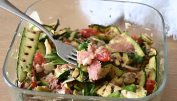 Salade fraîche de courgettes grillées et viande en boîte