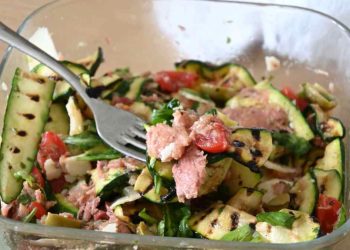 Salade fraîche de courgettes grillées et viande en boîte